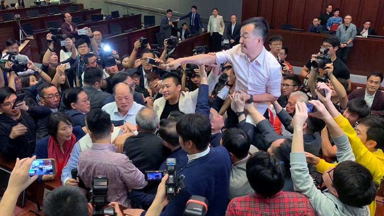 Hongkong: Auslieferungsgesetz führt zu Rangelei im Parlament
