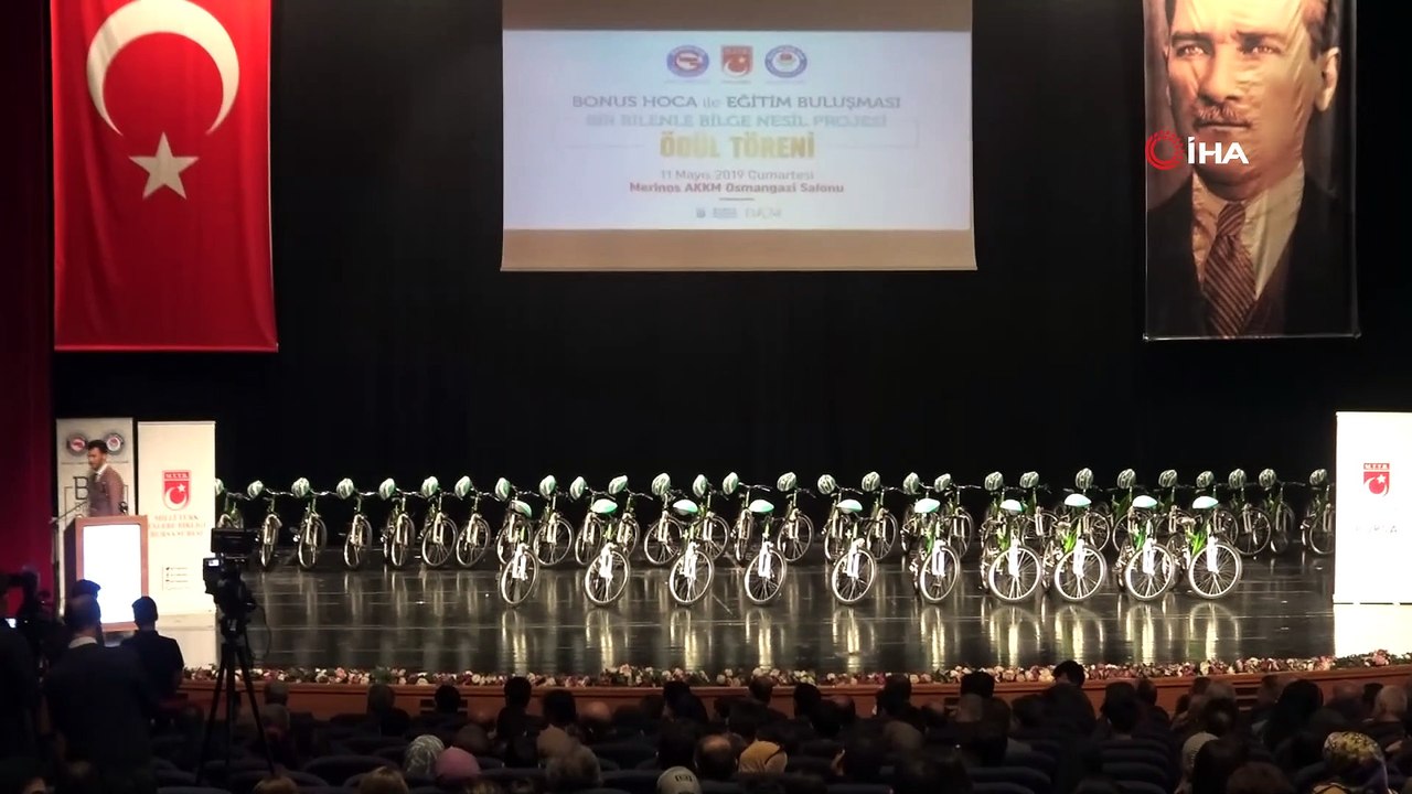 Bursa'da ‘Bir bilenle, bilge nesil’ ödülleri verildi