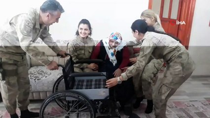 Kadın jandarmadan Şeker teyzeye  anlamlı hediye