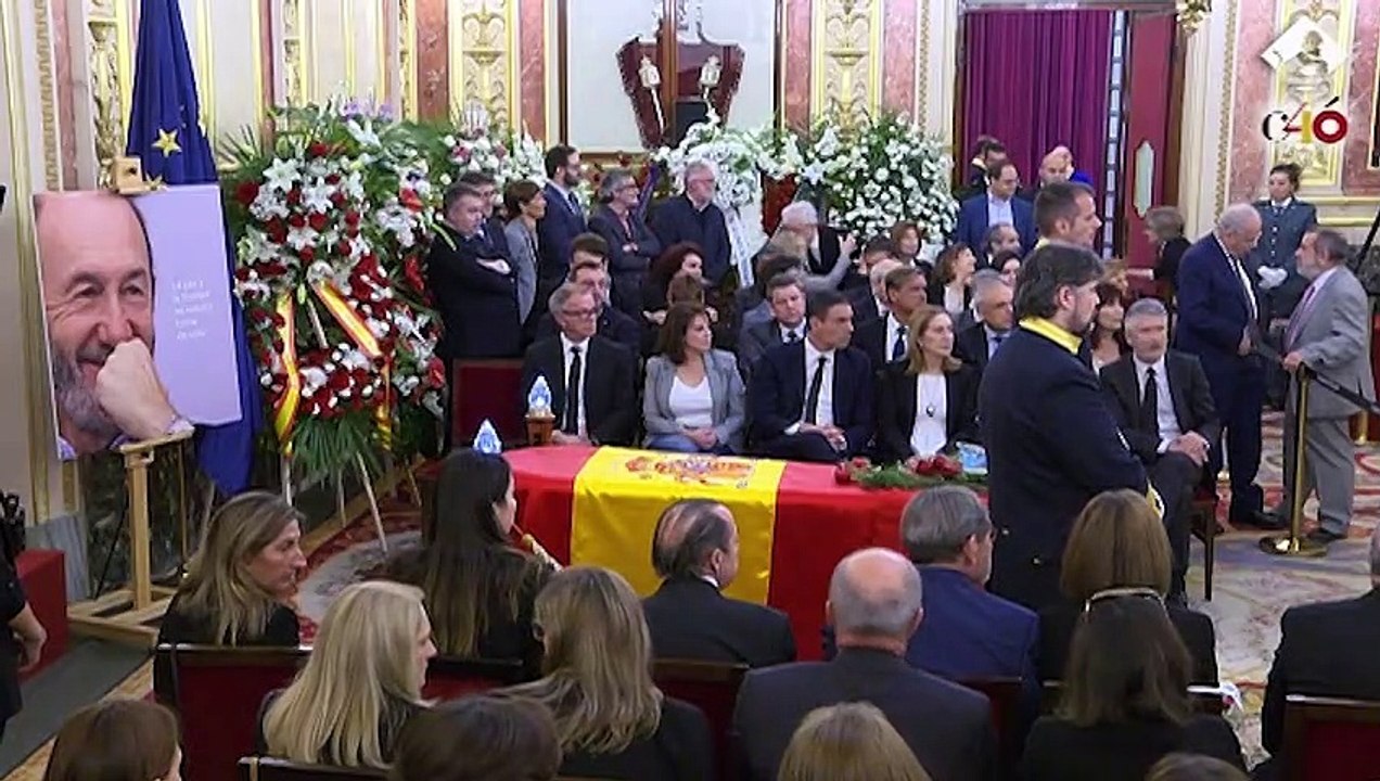 Unas 8.000 personas se han despedido de Rubalcaba en la capilla ardiente del Congreso