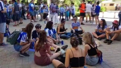 La Afición de la Real Sociedad Llega al Estadio Nuevo Los Cármenes