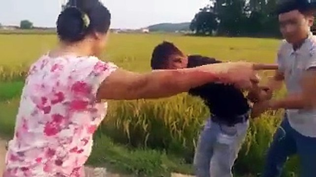 6 đối tượng mang dao, mác, kiếm tấn công người dân, Bị dân vây bắt được một đối tượng