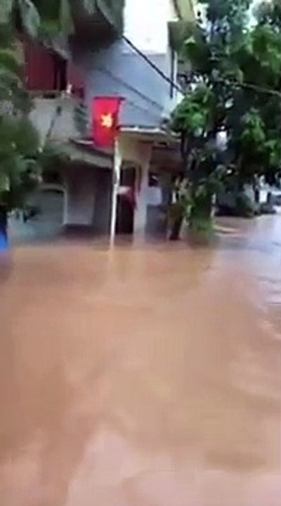 Ba Chẽ, Quảng Ninh, đi xuồng trên phố, mưa biến đường thành sông