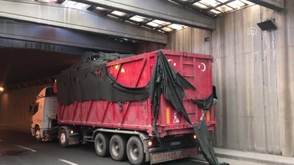 Kamyon Kasasındaki Hurda Otomobiller Tünelin Beton Blokunu Yıktı