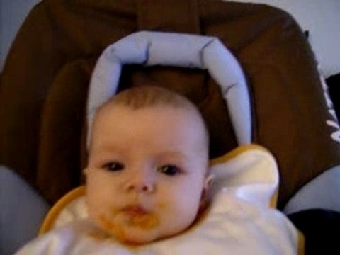 Noemie mange sa premiere puree