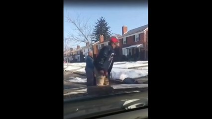 Pit Bull ATTACKS Mailman and good samaritans get involved.