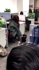 Une drôle de technique pour changer le sac de sa poubelle