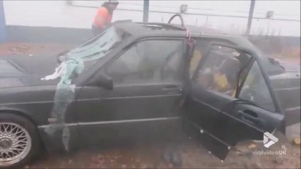 Ils s'amusent à détruire une Mercedes avec un jet d'eau surpuissant... Résultat incroyable