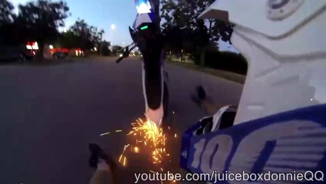 Ce motard fait un Wheelie et se rate complètement... Belle chute