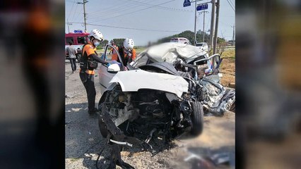 경차-트레일러 충돌...2명 사상 / YTN