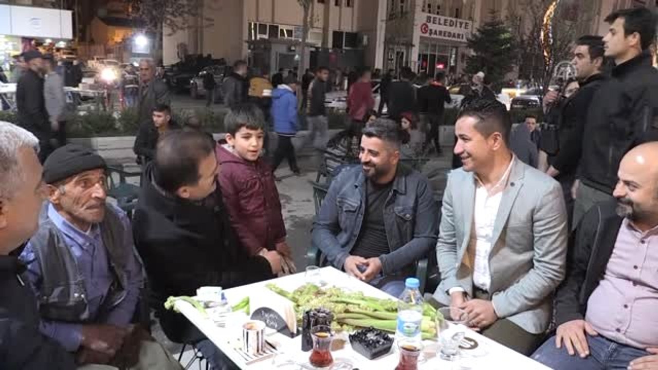 Hakkari Valisi Akbıyık Vatandaşlarla Bir Araya Geldi