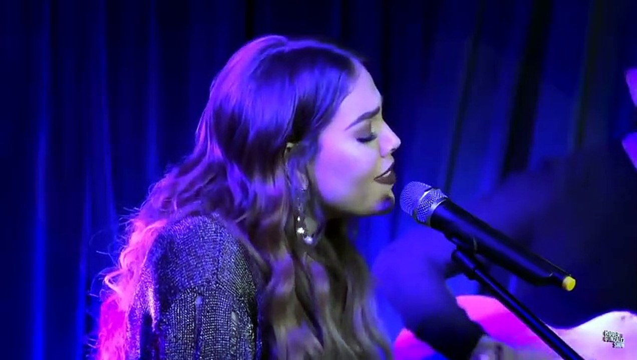 Danna Paola Cantando Final Feliz Acústico