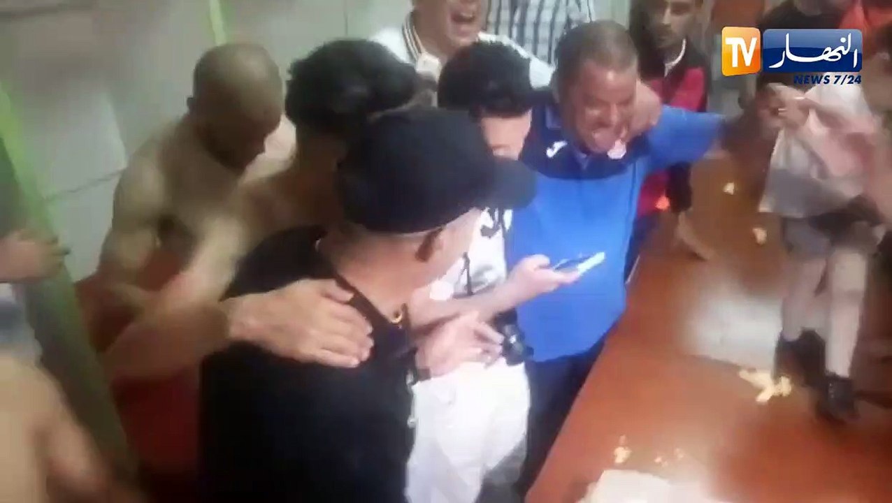 مناصر وفي لإتحاد بلعباس يحتفل بعيد ميلاده مع ال...