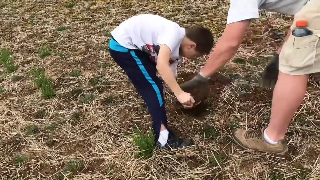 Mason Dixon Diggers help a young new relic hunter find his first Civil War relics outside Antietam!!