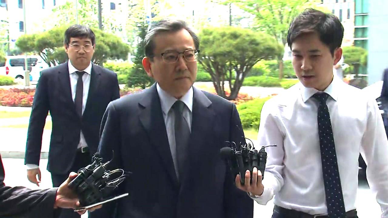 [현장영상] 김학의, 2번째 검찰 출석...취재진 질문에 '묵묵부답' / YTN