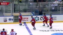 Putin buz hokeyi maçında düştü