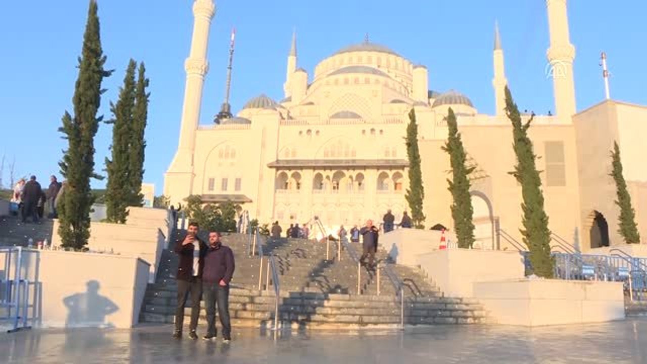 Binali Yıldırım'a Sabah Namazı Çıkışı Yoğun İlgi