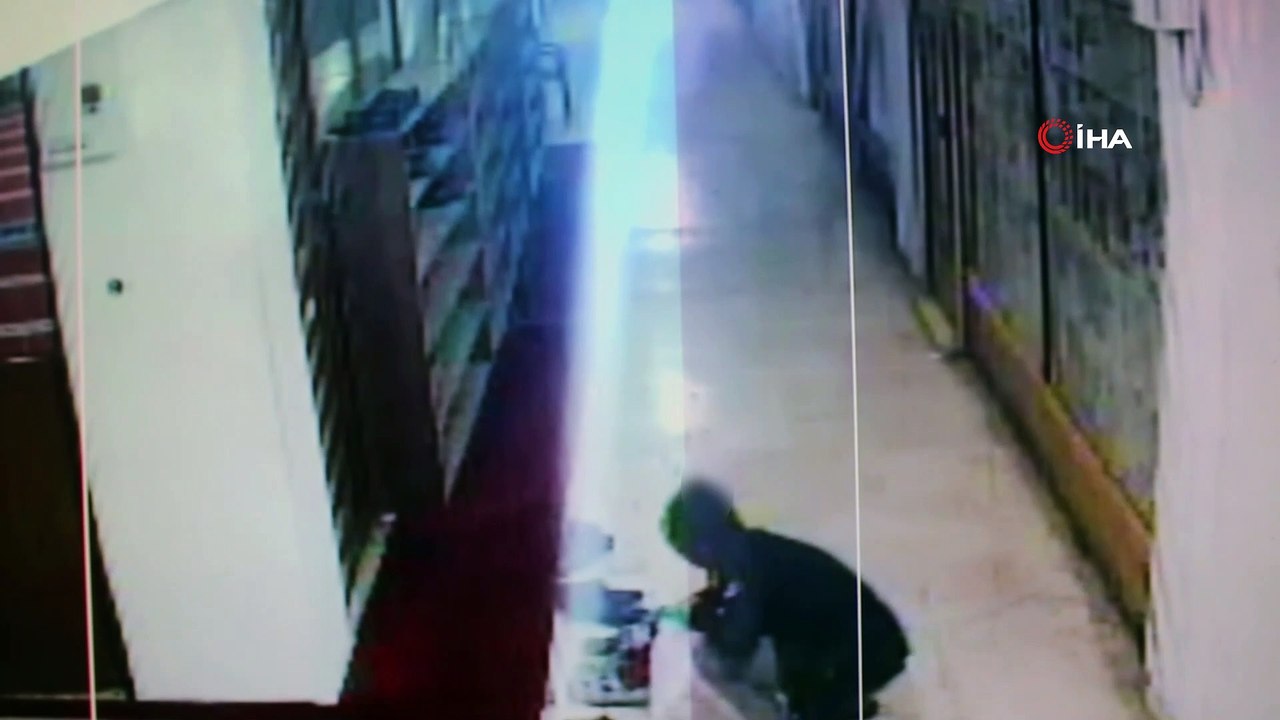 Camide ayakkabı hırsızlığı kamerada