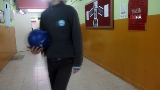 Hayatını doğuştan engelli kızına adayan anne 'yılın annesi' seçildi