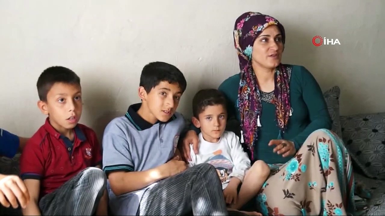 Tek odalı evde çocuklarına hem annelik hem de babalık yapıyor