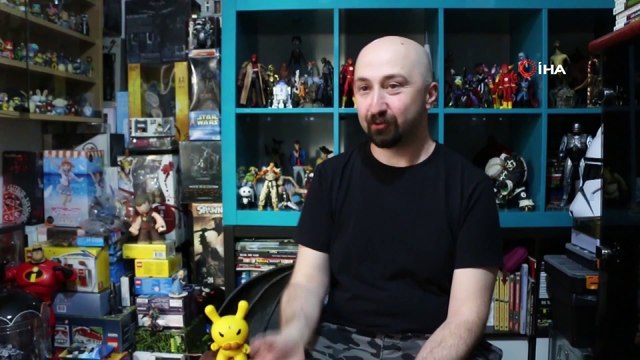 Yaşıtları gibi oynayamadı, oyuncak koleksiyoneri ve fotoğrafçısı oldu