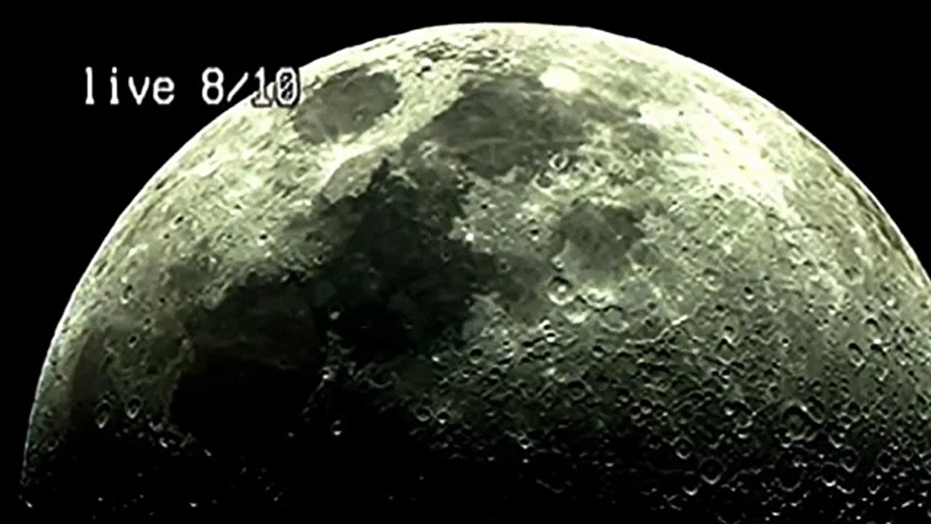 telescópio captura UFO voando sobre a lua
