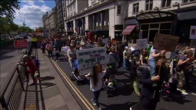 Miles de personas exigen al Gobierno de Londres que actúe contra el cambio climático