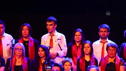 Engelli Oğluyla Aynı Sahneyi Paylaşıyor