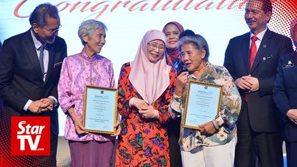 Download Video: Wan Azizah pays tribute to nurses