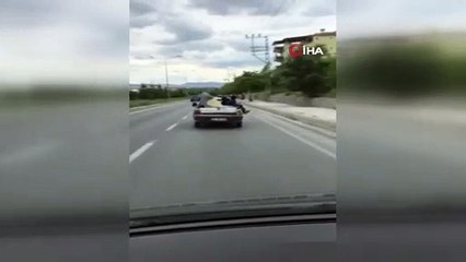 Malatya'da korkutan görüntü... Hareket halindeki aracın bagaj kapağına oturan çocuklar kamerada