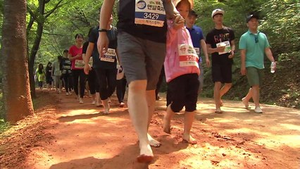 '황톳길을 맨발로' 때 이른 무더위 탈출 / YTN