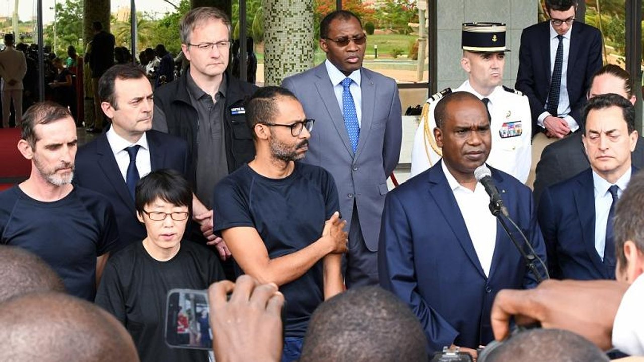 B. Faso: ex-hostages pay homage to slain soldiers, tour guide