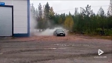 Ils s'amusent à détruire une Mercedes avec un jet d'eau surpuissant... Résultat incroyable