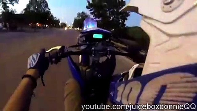 Ce motard fait un wheeling et se rate complètement. Belle chute