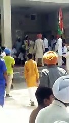 ਨੌਜਵਾਨ ਨੇ ਕਾਂਗਰਸ ਦੀ ਸਾਬਕਾ ਵਿਧਾਇਕਾ ਕਰਨ ਕੌਰ ਬਰਾੜ ਨੂੰ ਸਵਾਲ ਕਰਨੇ ਚਾਹੇ ਤਾਂ ਨਾਲ ਖੜ੍ਹੇ ਕਾਂਗਰਸੀਆਂ ਨੇ ਮੁੰਡੇ ਨੂੰ ਬਾਹਰ ਕਰ ਦਿੱਤਾ ਬਾਕੀ ਹਾਲ ਆਪੇ ਵੀਡੀਓ ਵਿੱਚ ਵੇਖ ਲਓ !