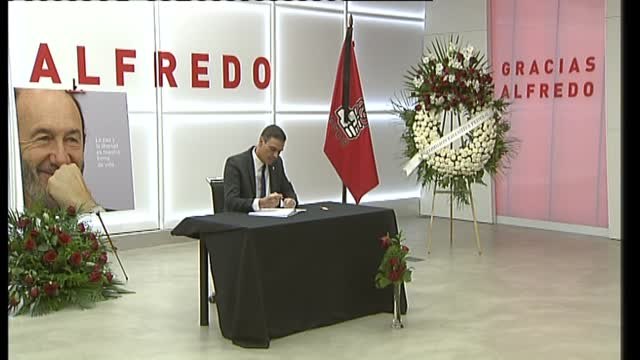 Sánchez firma el libro de condolencias tras la muerte de Rubalcaba