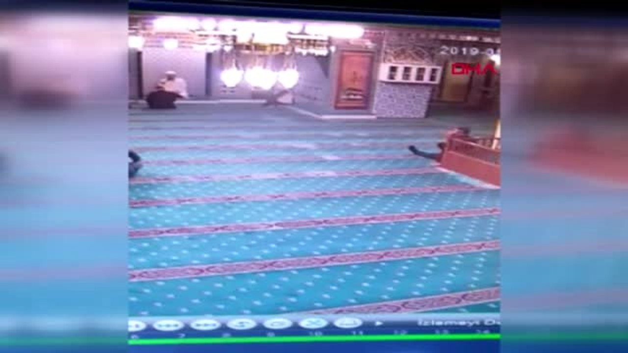 Kocaeli Camiye Giren Kedi Ortalığı Birbirine Kattı