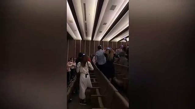 İmamoğlu Kıbrıs'ta Cem Yılmaz'ın gösterisini izledi; salonda Her şey güzel olacak tezahüratıyla karşılandı