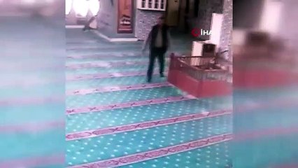 Camiye giren haylaz kedi cemaati seferber etti