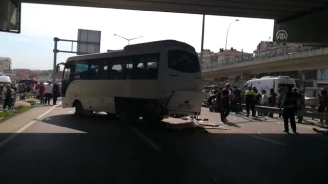Midibüs ile Hafif Ticari Araç Çarpıştı: 1 Ölü, 15 Yaralı