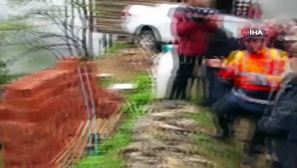 Kayıp gazetecinin ayakkabısı dere kenarında bulundu