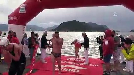 Un nageur de 13 ans bousculé par un nageur adulte avant l'arrivée