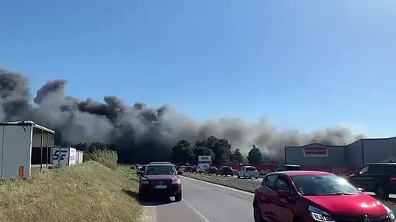 Gignac : un feu de pneumatiques provoque une impressionnante fumée noire