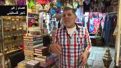 حرفي فلسطيني يضيء بفوانيسه شهر رمضان في القدس القديمة