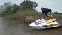 Il se prend une belle gamelle en Jet Ski