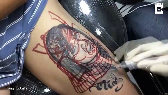 Il transforme le tatouage du visage de son ex copine en un samourai !