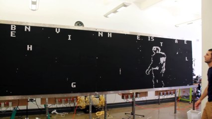 Il efface ce tableau électronique en marchant devant !