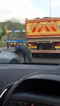 Il fait du Yoga sur la route dans les embouteillages !