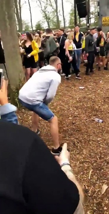 Ils jouent au "Air-Tennis" dans un festival de musique électro !