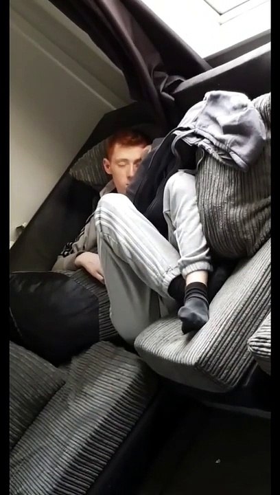 Il se réveille en plein film d'horreur avec de la musique stressante !